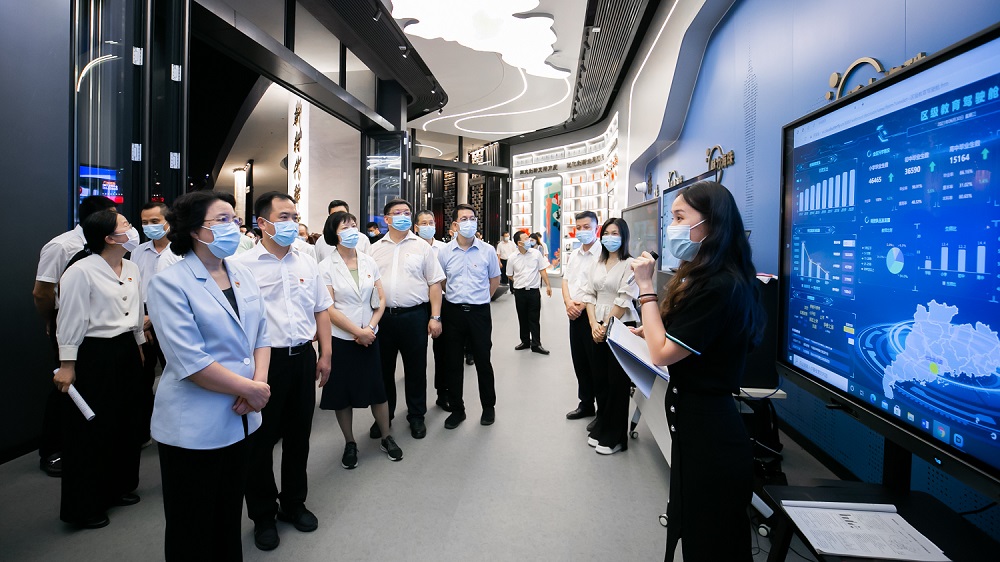 廣州市委常委、宣傳部長徐詠虹一行蒞臨云蝶時代驛站展示區(qū)參觀體驗