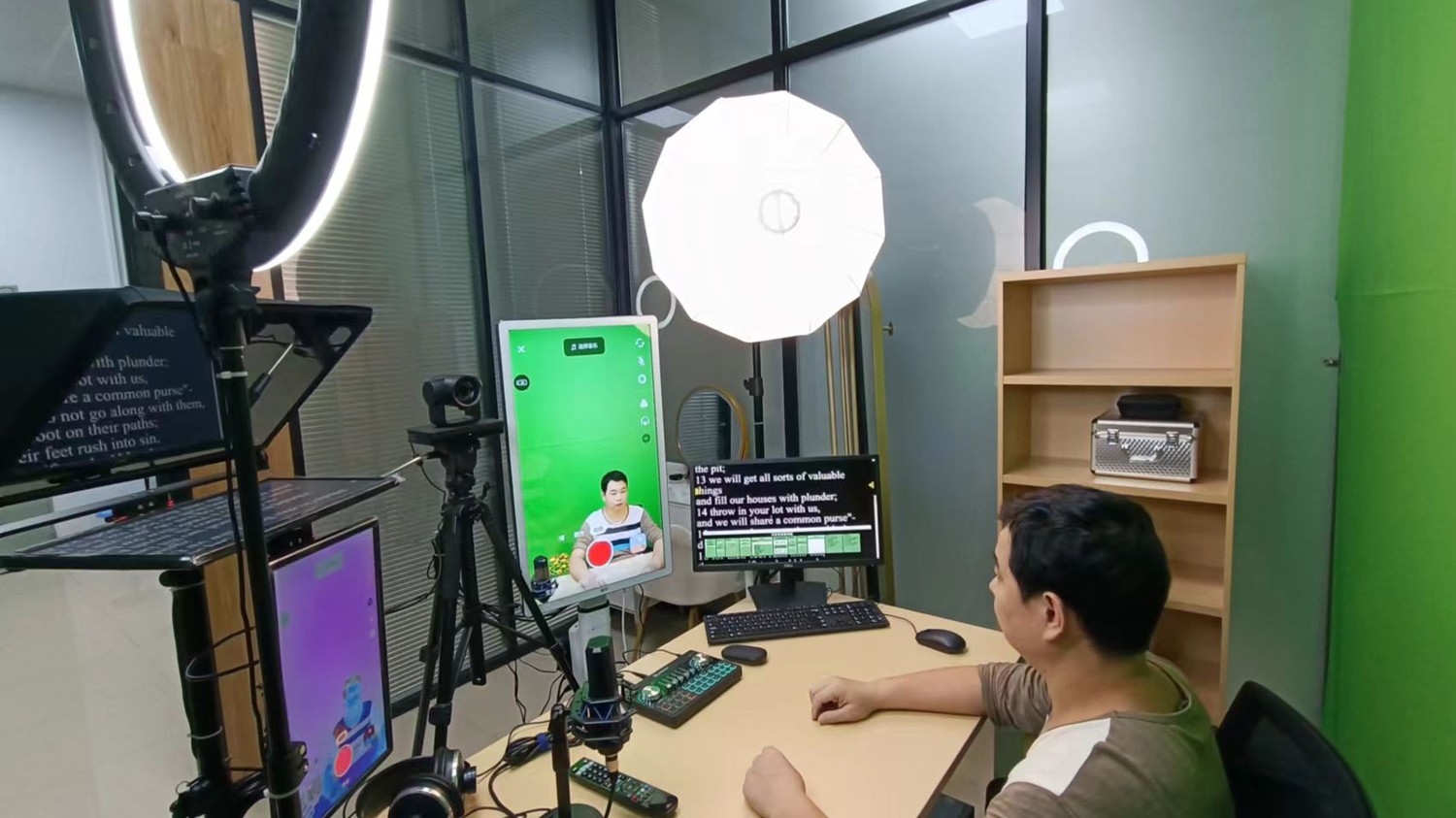 云蝶直播實訓室，理實融合育人才