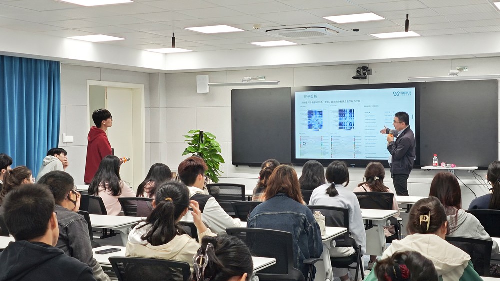 知行合一，華南師大教信學(xué)院學(xué)生走進(jìn)海珠區(qū)教育大數(shù)據(jù)中心參觀交流