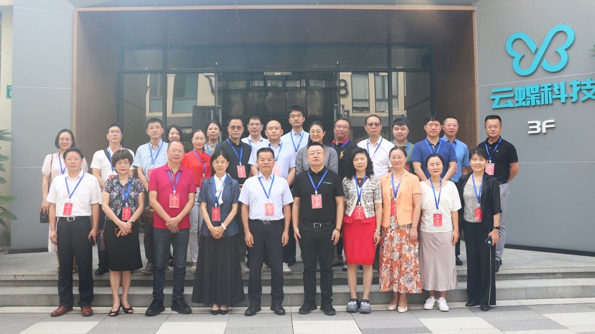 海珠區(qū)政協(xié)主席溫志文一行蒞臨云蝶科技參觀調(diào)研