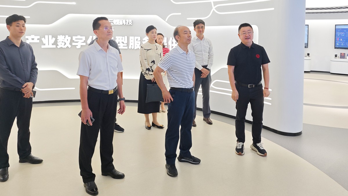 廣州市委黨校常務(wù)副校長(zhǎng)劉晉生一行到訪云蝶科技參觀調(diào)研